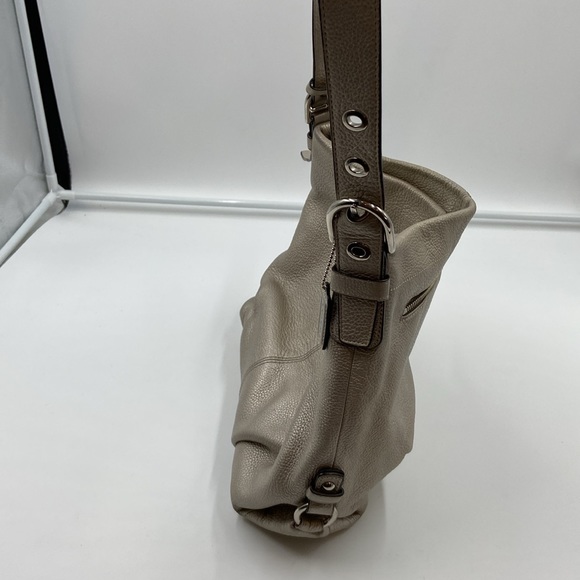 Coach shoulder/converts to cross body bag, silver pebbled leather hobo style - Picture 3 of 10
